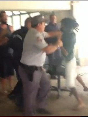 Policial discute com estudantes na USP, mas só o aluno negro é agredido e ameaçado com uma arma