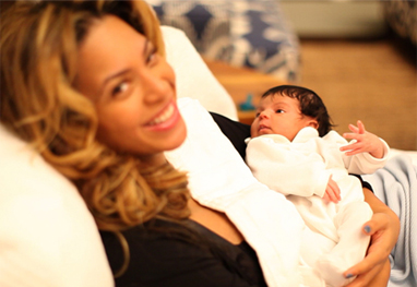 Beyoncé divulga primeiras fotos de sua filha, Blue Ivy