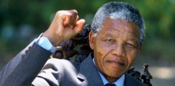 Nelson Mandela está “mais alerta” e já consegue sentar