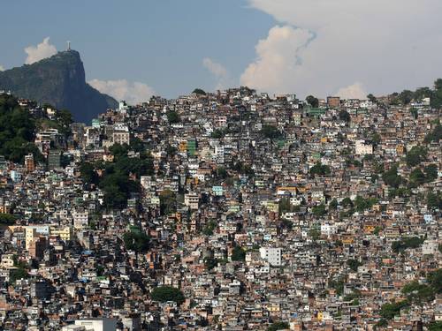 Favela classe média: maioria é negra, possui celular e 47% tem TV de plasma em casa, diz pesquisa