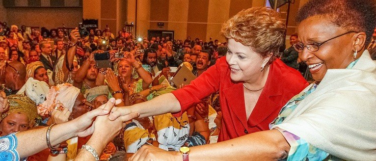 Dilma promete cotas e prioridade no programa Mais Médicos para quilombolas e indígenas