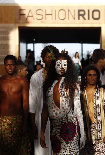 Após protesto, Fashion Rio promete mais modelos negros nas passarela