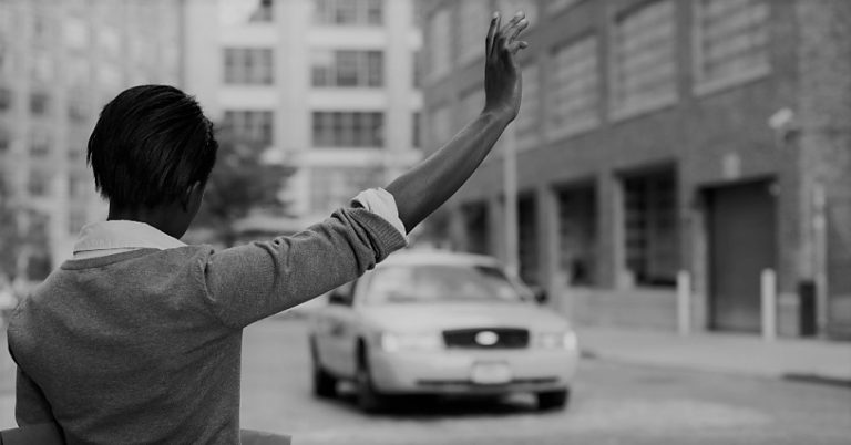 46% dos passageiros negros, já sofreram racismo durante corridas de táxi, diz pesquisa