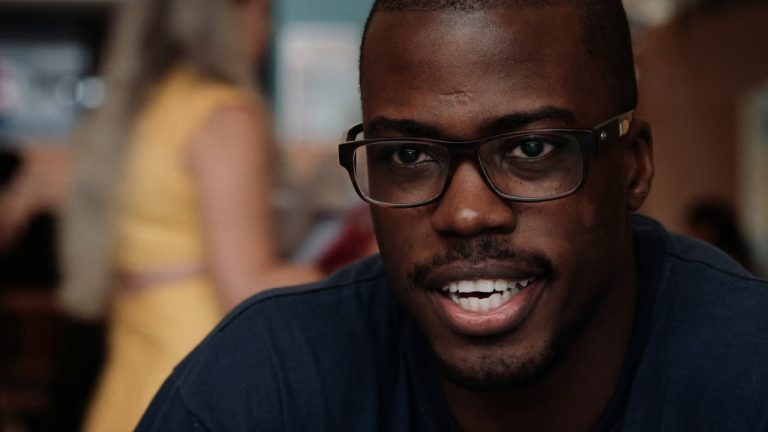 Do Outro Lado do Atlântico : documentário traz narrativas de estudantes africanos de língua oficial portuguesa que estudaram no Brasil