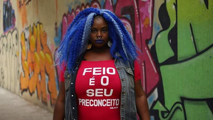 “Tira esse Smurf dá cabeça”: Página da professora e rapper Preta Rara sofre ataques racistas no Facebook