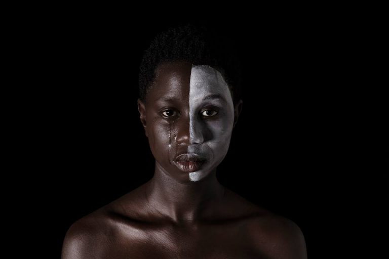 Série de fotografias denuncia o racismo e silenciamento sofrido pela mulher preta