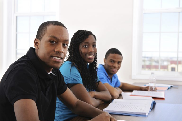 Facebook se aproxima de universitários negros e tem vagas de estágio
