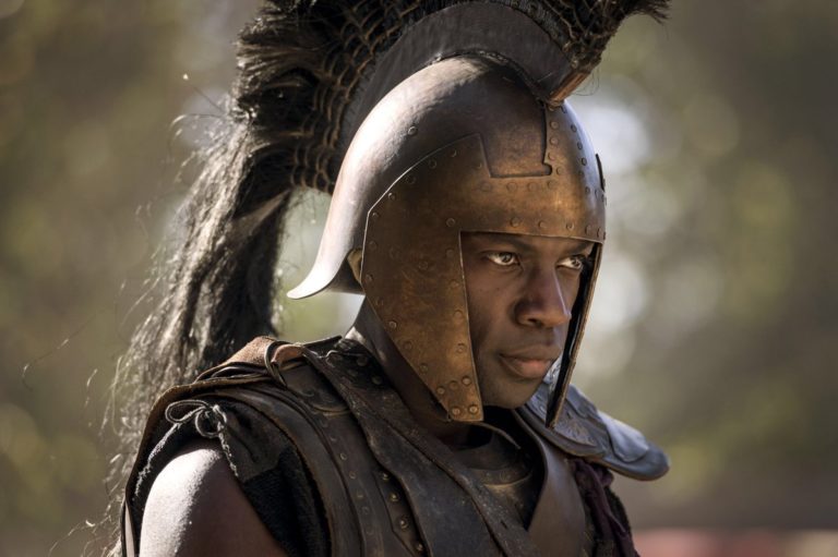 Ator interpreta Aquiles negro em série da BBC/Netflix sobre Troia e gera reações racistas
