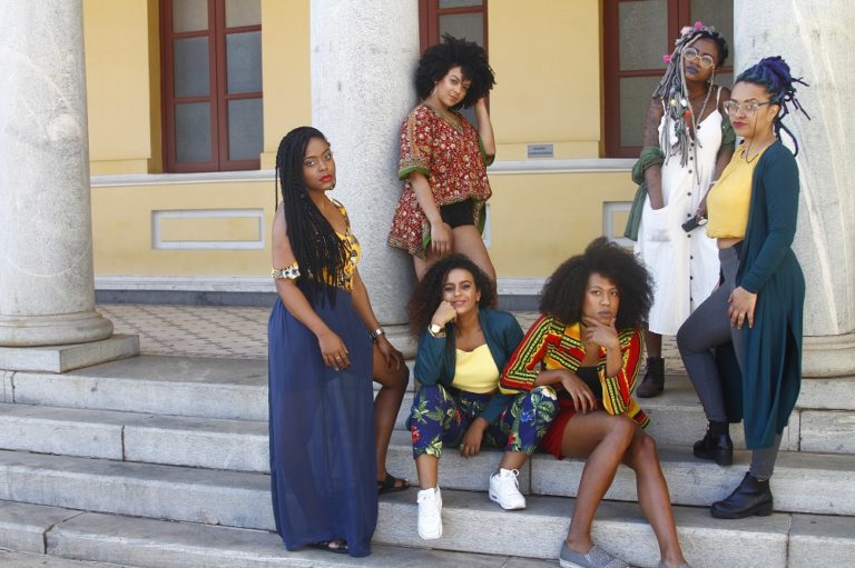 Campanha de financiamento coletivo vai apoiar profissionalização de 10 youtubers negras brasileiras