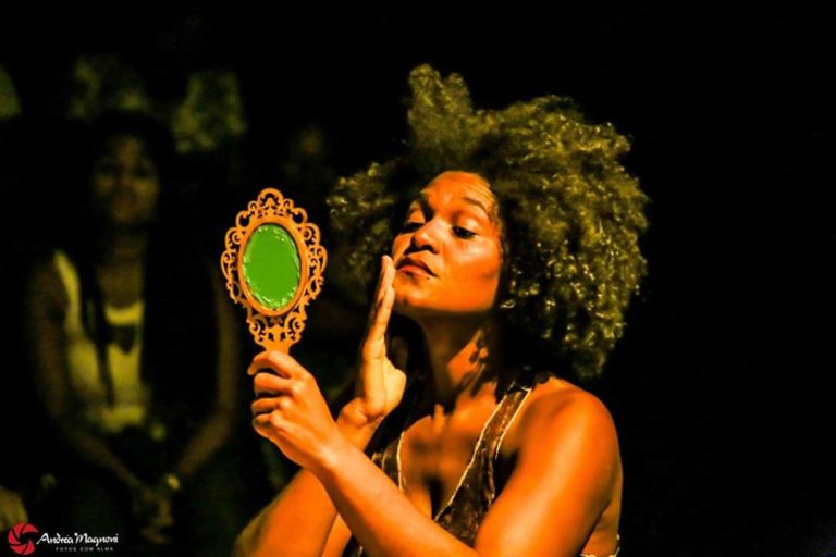 Espetáculo “Lótus” apresenta afetividade e solidão da mulher negra em teatro do Rio de Janeiro