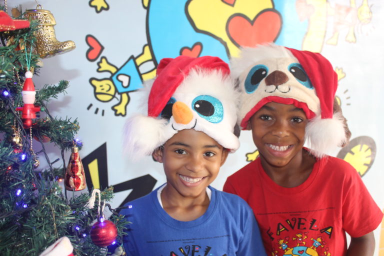 Favela Mundo realiza festas de Natal para 700 crianças e adolescentes na Rocinha e Cidade de Deus