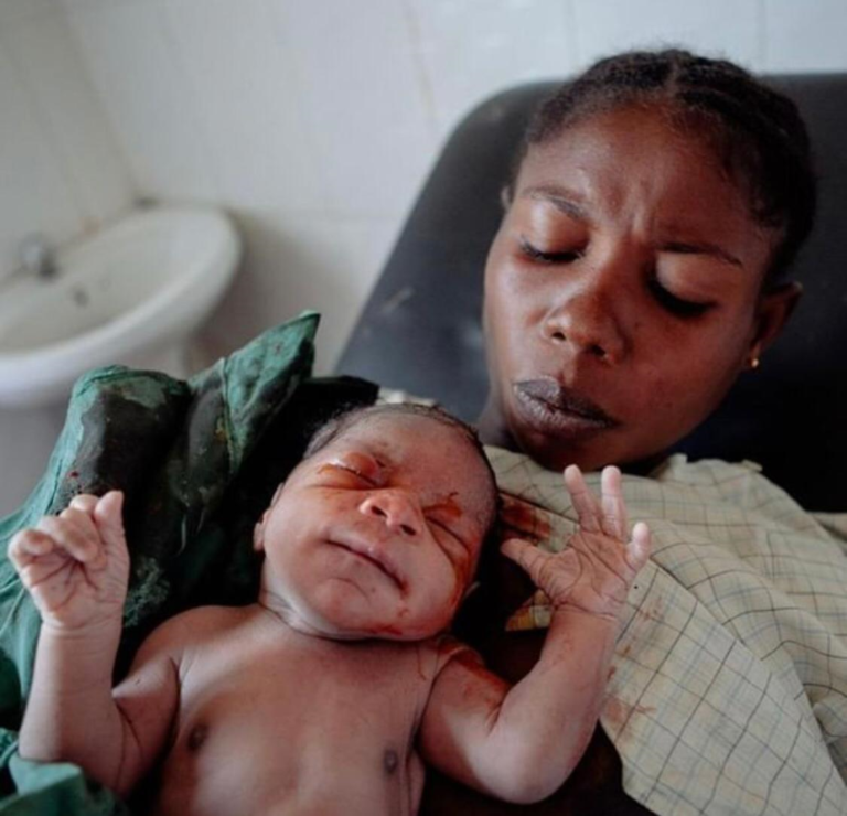 “Disseram que meu bebê tomou pinga!”A dor das mulheres negras na hora de dar a luz, vai além do parto