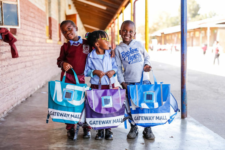 Crianças da África do Sul ganham ajuda de mochila que gera luz própria para estudarem à noite