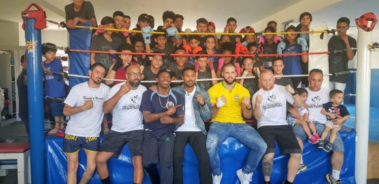 Michael B. Jordan, astro de Pantera Negra, visita projeto social em academia de boxe em São Paulo