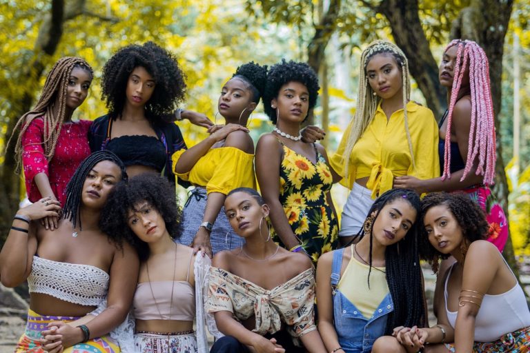 Conheça o projeto “Luz Negra”, criado para ajudar mulheres negras a elevar a autoestima