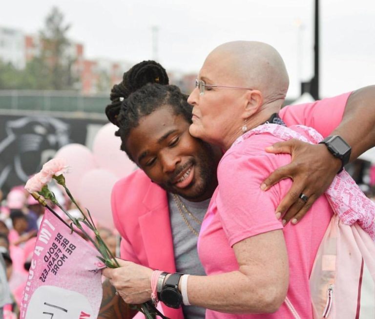 Depois de perder a mãe e 4 tias para o câncer de mama, jogador patrocinou mais de 500 mamografias