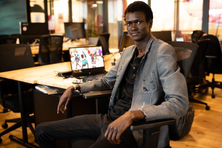 Ex-refugiado escapa da guerra, se torna CEO aos 24 anos e desenvolve jogos pela paz