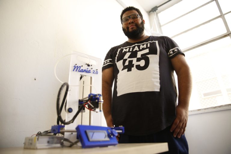 Morador do Alemão cria impressora 3D com sucata e sonha em aproximar a favela da tecnologia