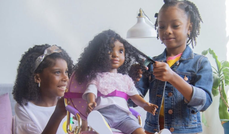 Empresária cria bonecas crespas para que crianças aprendam a trançar e desembaraçar seus cabelos