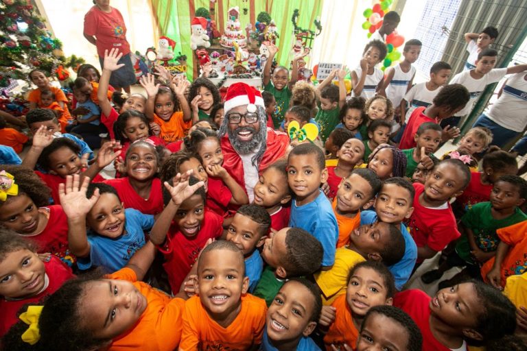 Ator negro, Rodrigo França é Papai Noel da ONG Favela Mundo na Cidade de Deus