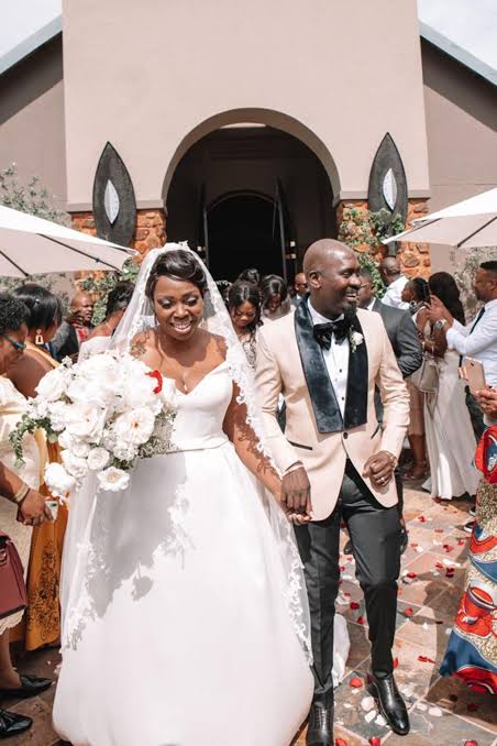 Casal humilhado por pedido de casamento no KFC se casa com festa de gala, na África do Sul