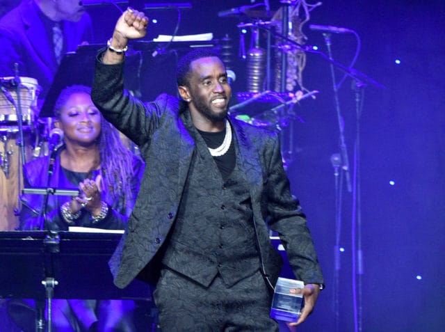 Homenageado em festa pré-Grammy, o rapper Diddy exalta a excelência negra e denuncia discriminação