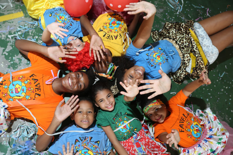 ONG promove Gritinho de Carnaval para 400 crianças de favelas do Rio
