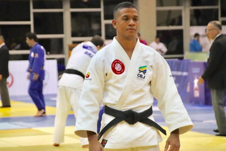 Judoca que juntou latinhas para comprar Kimono se torna o terceiro melhor do Brasil