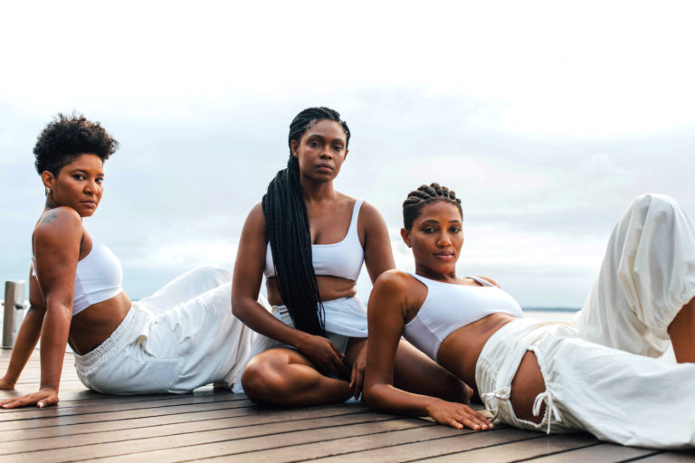 Trio formado pelas cantoras Larissa Luz, Luedji Luna e Xênia França puxam o bloco ‘Respeita As Minas’