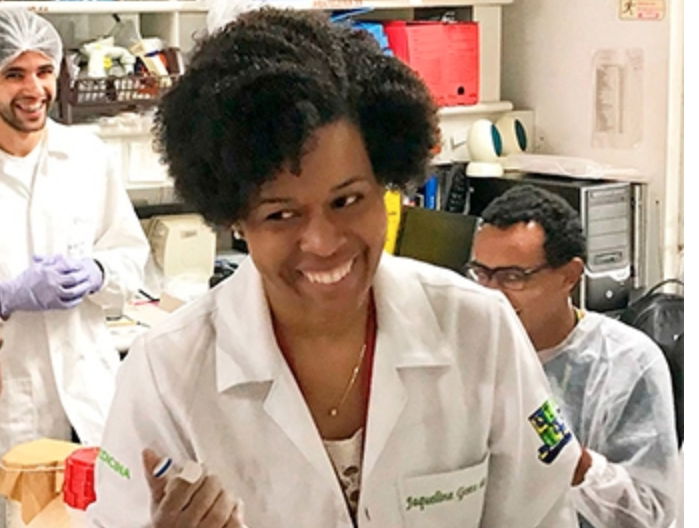 Sequência do genoma: Tem mulher negra em estudo histórico sobre o coronavírus no Brasil