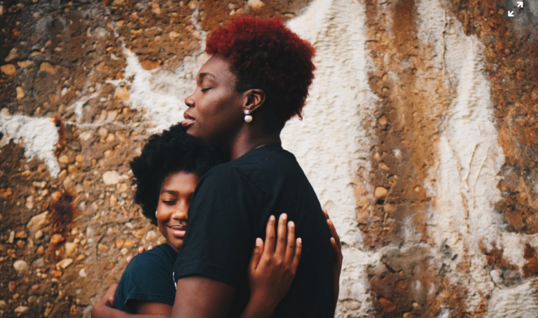 “Impactando vidas pretas”: Fundo emergencial foca em atender famílias  negras lideradas por mães solo e afroempreendedores