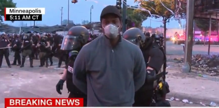 Omar Jimenez: Repórter negro da CNN é preso enquanto cobria os manifestos em Minnesota