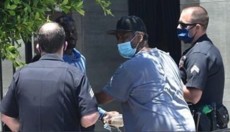 Denzel Washington defende morador de rua durante uma abordagem policial