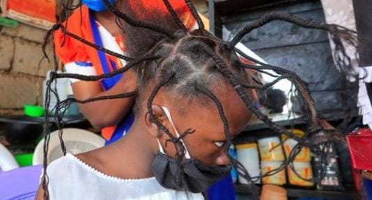 “Prático e barato”: Matéria traz penteados tradicionais de regiões da África como “o penteado coronavírus”