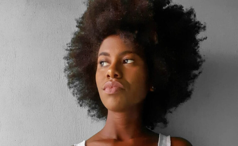 “Eu cresci ouvindo que meu cabelo era Bombril”, diz a influenciadora crespa Luana Lima