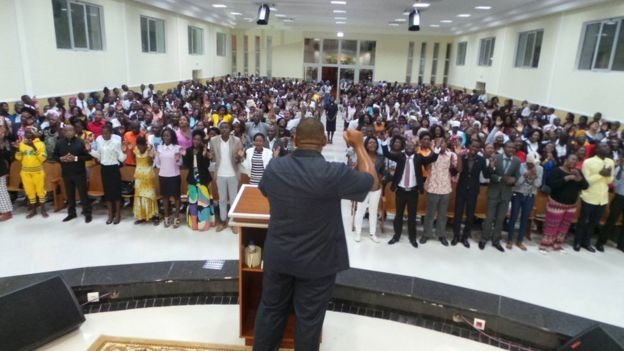 Bispos e pastores Angolanos tomam o controle de templos da Igreja Universal e os acusam de racismo e imposição da prática de vasectomia