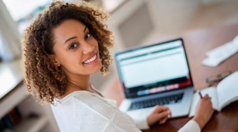 Kilombo Tech oferece curso focado em formação e ascensão de mulheres negras no mercado da tecnologia