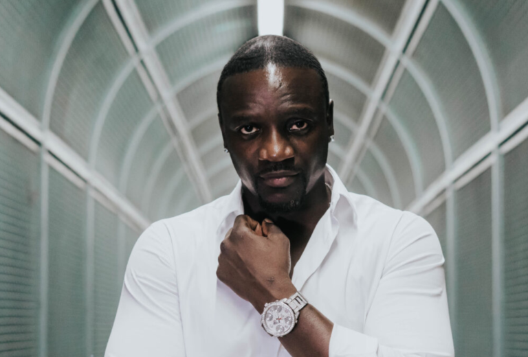 Akon anuncia a própria criptomoeda, Akoin, uma promessa revolucionária para as finanças dos africanos
