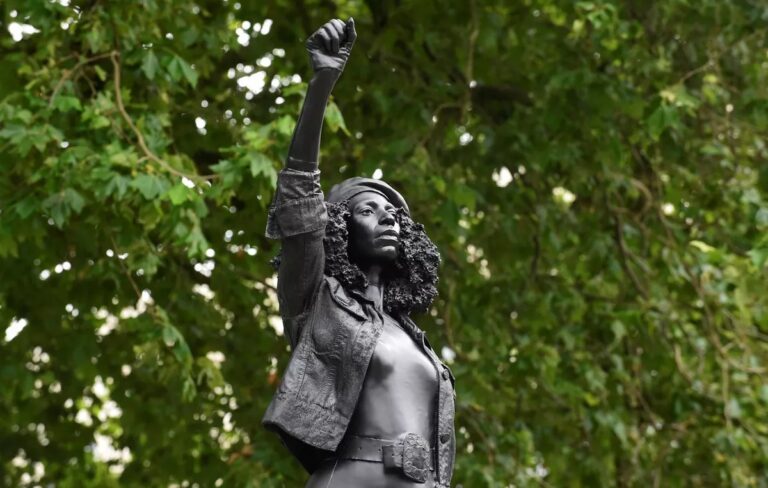 Estátua de manifestante do Black Lives Matter é retirada de Bristol 24h depois