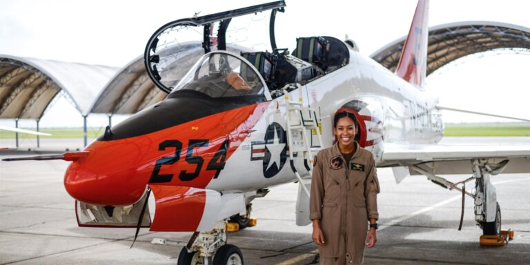 Marinha dos EUA vai nomear sua primeira piloto de caça negra