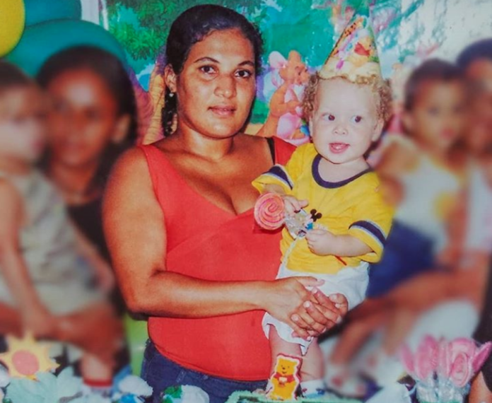 Matheus no colo da sua mãe, Marleide - Foto: Reprodução Facebook