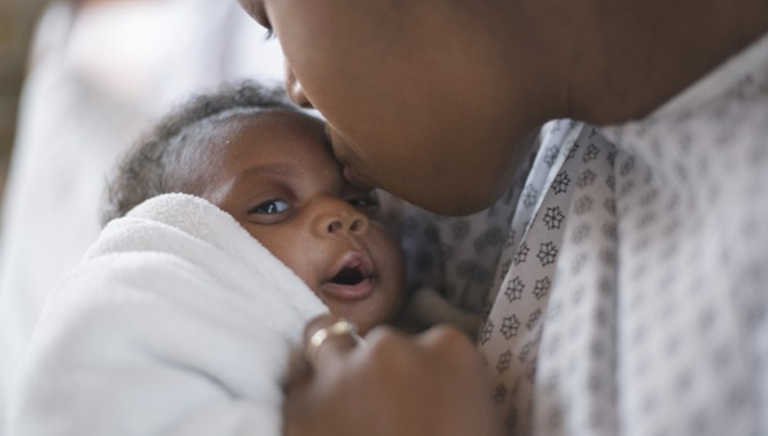 Recém-nascidos negros tem três vezes mais chances de morrer quando cuidados por médicos brancos, diz pesquisa