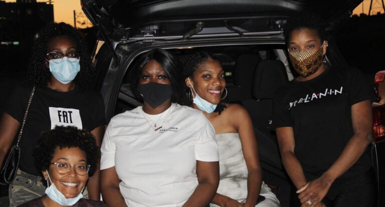 Um casal afro-americano abriu um cine-drive-in que só exibe filmes com diversidade