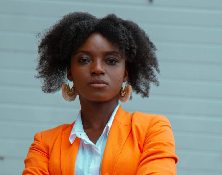 Mulheres negras com cabelo natural têm menores chances de conseguir uma entrevista de emprego, diz pesquisa
