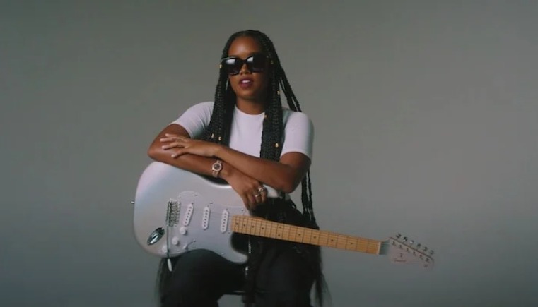 H.E.R. é a primeira mulher negra a lançar guitarra assinada em toda história da Fender