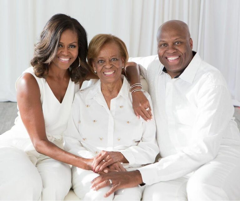Michelle Obama entrevista sua mãe e irmão no último episódio de seu Podcast