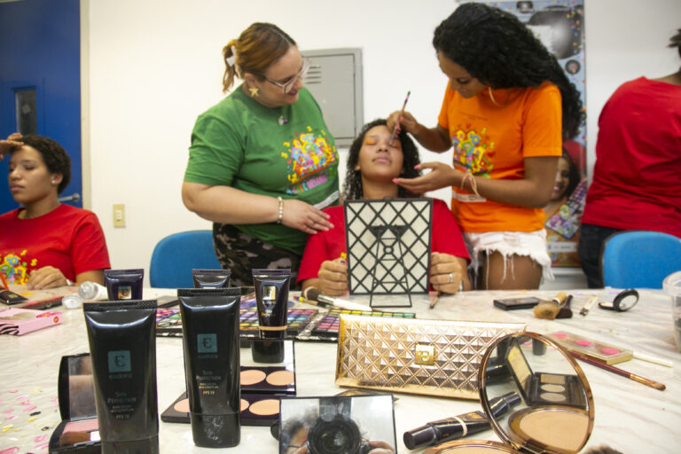 Projeto A Arte Gerando Renda promove live-aula sobre maquiagem para pele negra