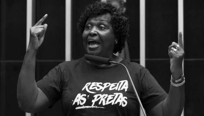 “Abuso de poder”: Sergio Camargo exclui Benedita da Silva da lista de Personalidades Negras da Fundação Palmares