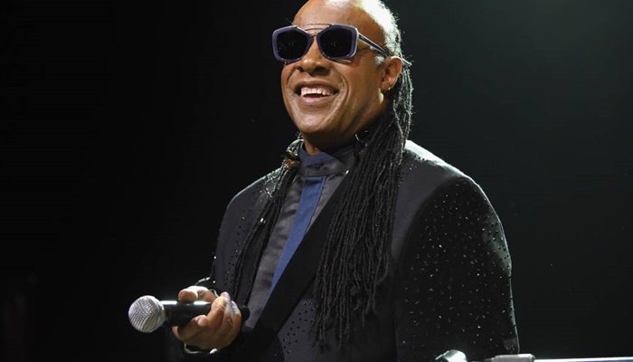 Stevie Wonder lança duas músicas com lucros revertidos para ONG que alimenta mais de 46 milhões de pessoas