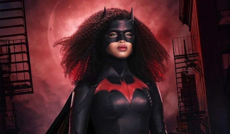 Javicia Leslie apresenta novo traje para seu papel como Batwoman
